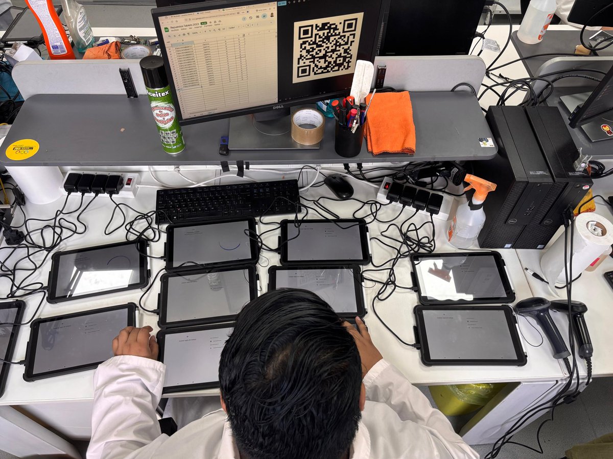 Durante el receso escolar se trabaja en la actualización y reparación de computadoras y otros dispositivos tecnológicos; el mejoramiento del soporte técnico y la capacitación de los equipos que acompañan a las escuelas en territorio.

La tecnología forma parte del trabajo