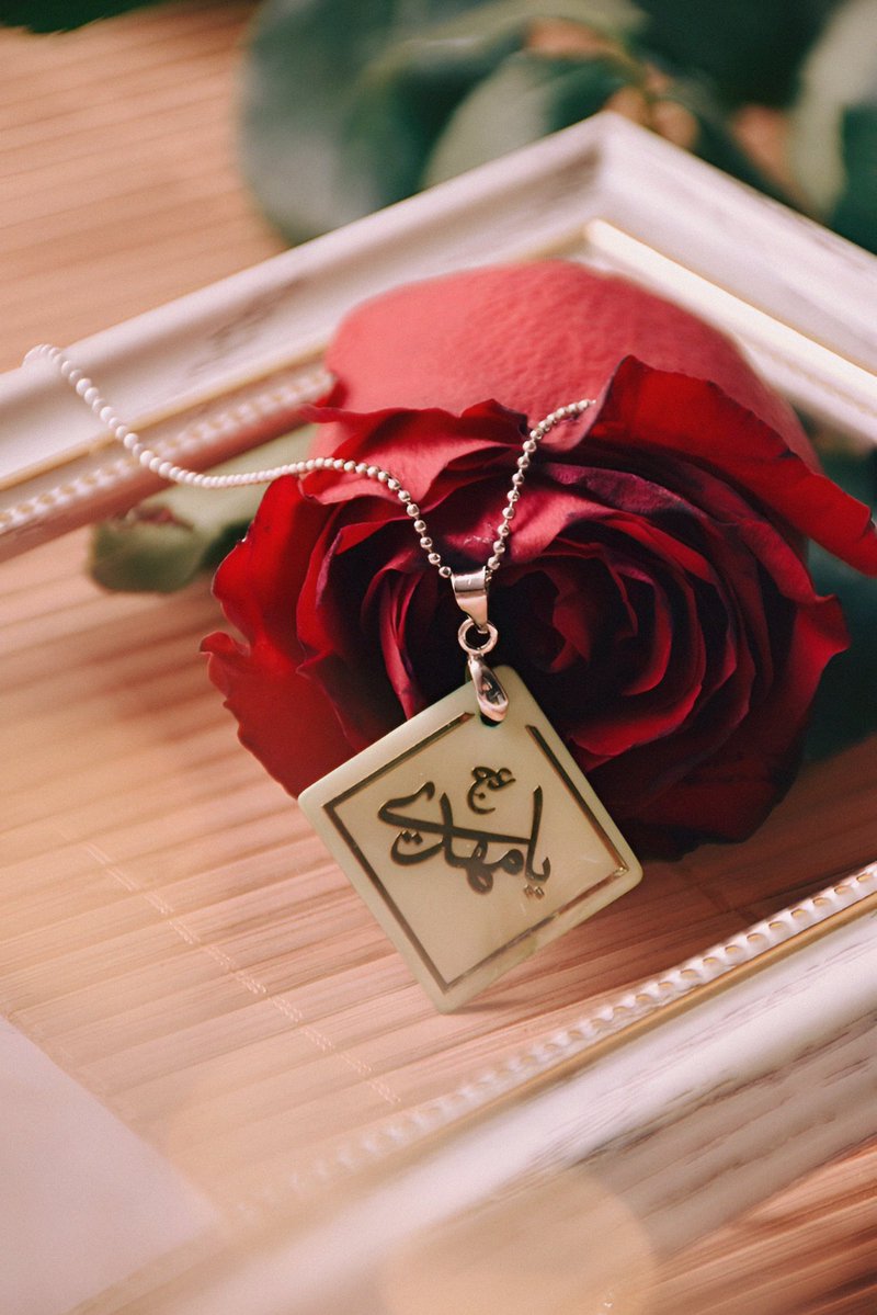 دل خوش به آنیم که میان همین ازدحام قدم میزنی ، می نگری ، نفس میکشی و باز دم نفس هایت گرما بخش سرمای زمستانی این روز هاست و قلوبی که به شوق تو می تپند ...
می نویسیم و بلند می خوانیم ؛
اللهم عجل لولیک الفرج
#مهدی_جان_ایران
#Who_is_mahdi