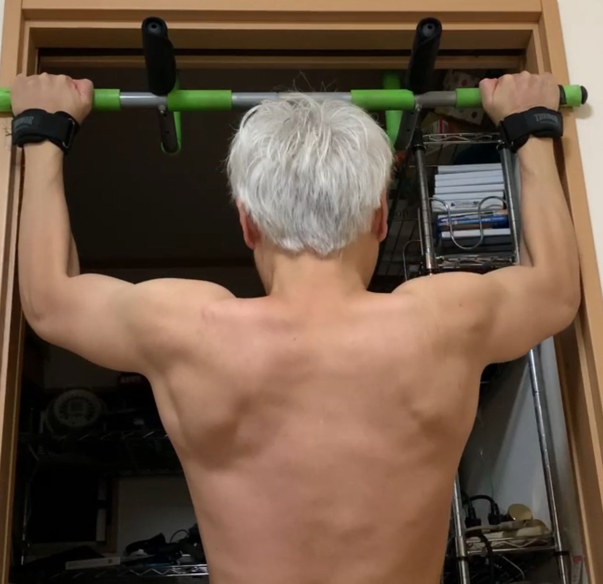 kingyo_honpo's tweet photo. 今朝トレ 1708日目
💪スクワット15回
💪懸垂20回→15回→12回→10回
💪ランジ30回×2セット
💪かかと上げ400回×3セット
💪腕立て12回→8回→6回

水曜トレーニング完了🔥
週の折り返し、ここで気合入れ直すと流れが変わる！

#プリケツ団 #朝トレ https://t.co/nOnEXfJLtK