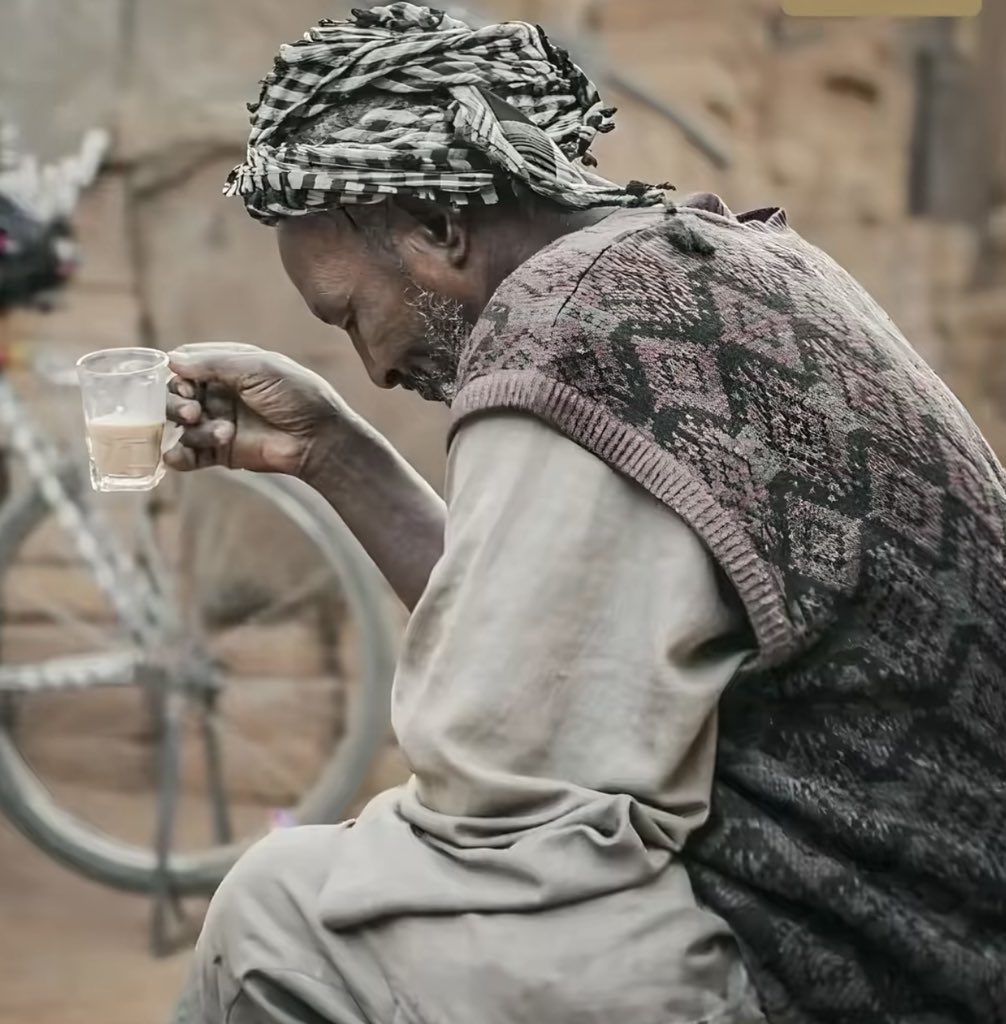 متحلّفٍ في لسانه إنه ما يقول
                        و عينه ما خلّت شي إلاّ قالته ..!