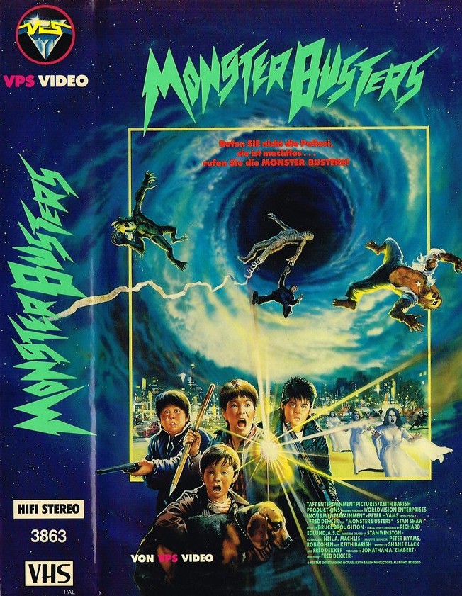 Base4ever's tweet photo. #RetroTipp
Auf Netflix gibt es jetzt mit #MonsterBusters (aka #MonsterSquad) ein eher unbekanntes, aber tolles 80er-Schätzchen für Fans von The Goonies, Stranger Things oder Ghostbusters! Ich gucke ihn gerade mal wieder und er macht immer noch Spaß!
Eine Gruppe von Kindern, die sich selbst "Monster Busters" nennt und Fans alter Horrorfilme ist, entdeckt, dass klassische Monster (Dracula, Frankensteins Monster, der Werwolf, die Mumie und das Ungeheuer aus der Schwarzen Lagune) real sind und ihre Stadt angreifen. Die Kinder müssen ihr Wissen nutzen, um die Monster aufzuhalten, die das Amulett der Allmacht an sich reißen wollen.