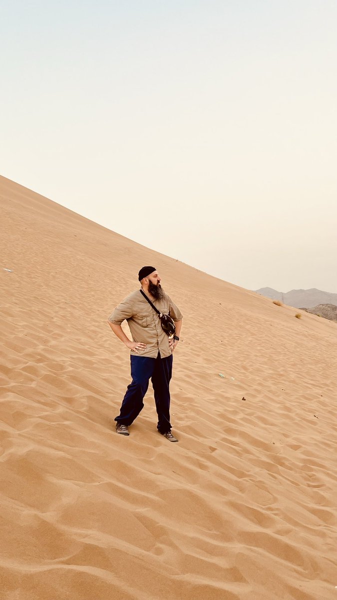 🇸🇦🕌 İslam tarihinin kaderini belirleyen Bedir Savaşı, sayıca az olan müminlerin ilahi yardımla kazandığı büyük bir zafer olmanın yanı sıra, Aris Mescidi ve Melekler Tepesi gibi duraklarıyla bugün hâlâ o eşsiz teslimiyetin ruhunu yansıtan bir dönüm noktasıdır.