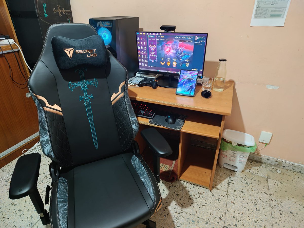 ProNewbye's tweet photo. La mejor silla gamer de todos los tiempos !! <3
#Secretlab https://t.co/pb9pGDtO8T