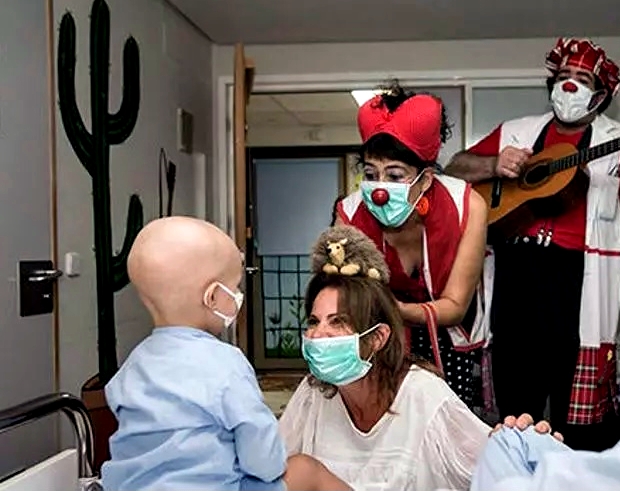 Cuando el maldito #cáncer entra por la puerta de una familia, la VIDA como se entendía hasta ese momento, sale por la ventana. Y si para colmo se trata de niños/as, uufff que mier…más grande.
Hay que luchar
El 4 de febrero es el #DiaMundialcontraelCancer 
sjdhospitalbarcelona.org/es/hospital/pr…