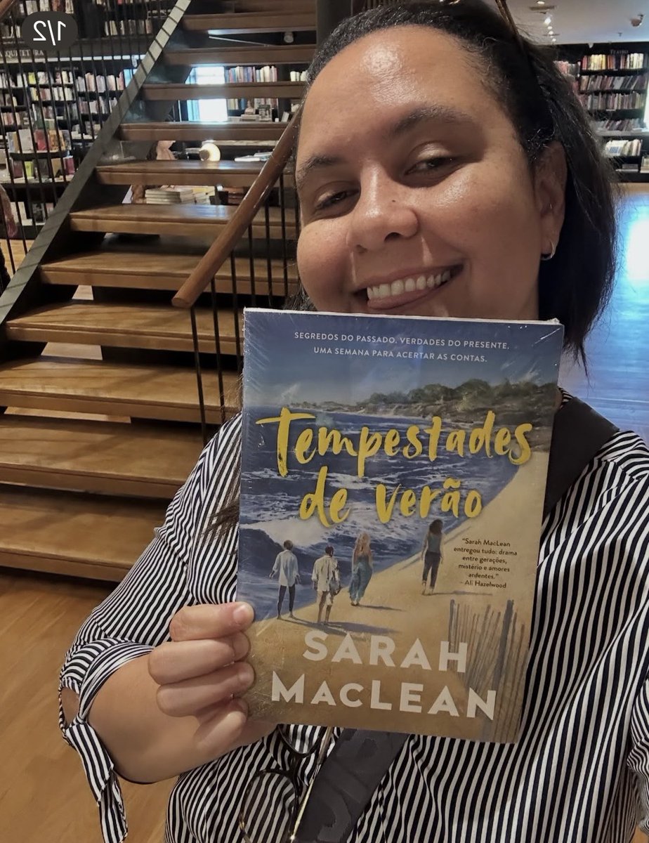 fabiexpress's tweet photo. Trabalhar com livros é bom demaaaaaaais! 😍 Iniciando um fiozinho maroto dos trabalhos que fiz. 📚 (atualizando)
1.
Livro: Tempestades de verão ⛈️
Autora: Sarah MacLean
Editora: @editoraarqueiro
Trabalho: Preparação
#copidesque #preparação https://t.co/pC86XnVTRp