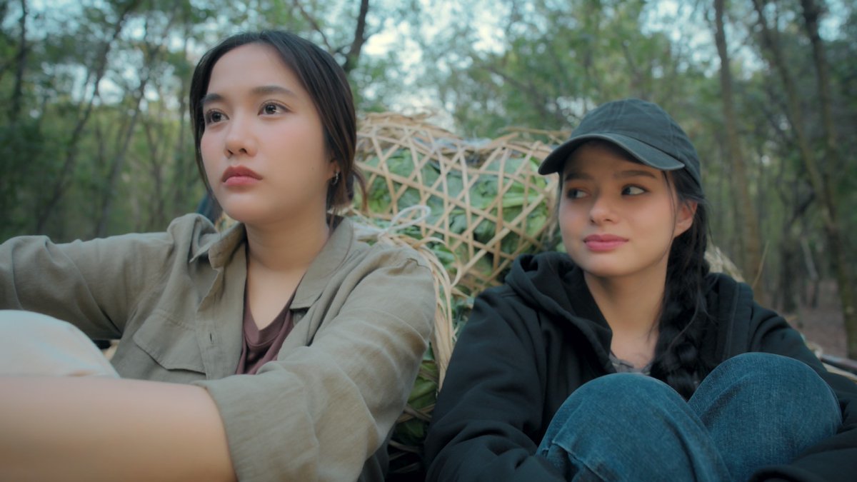 THE AIR Q21 SHOOTING
#เสน่หาวาโยคิว21

นั่งรถขนผักหนีโจรกันอีกแล้ว
ขึ้นเหนือล่องใต้ บุกป่าฝ่าดงสุดๆ
แล้วจะได้หวานเหมือนคู่พี่น้องคนอื่นๆบ้างมั๊ยคะเนี่ยะ