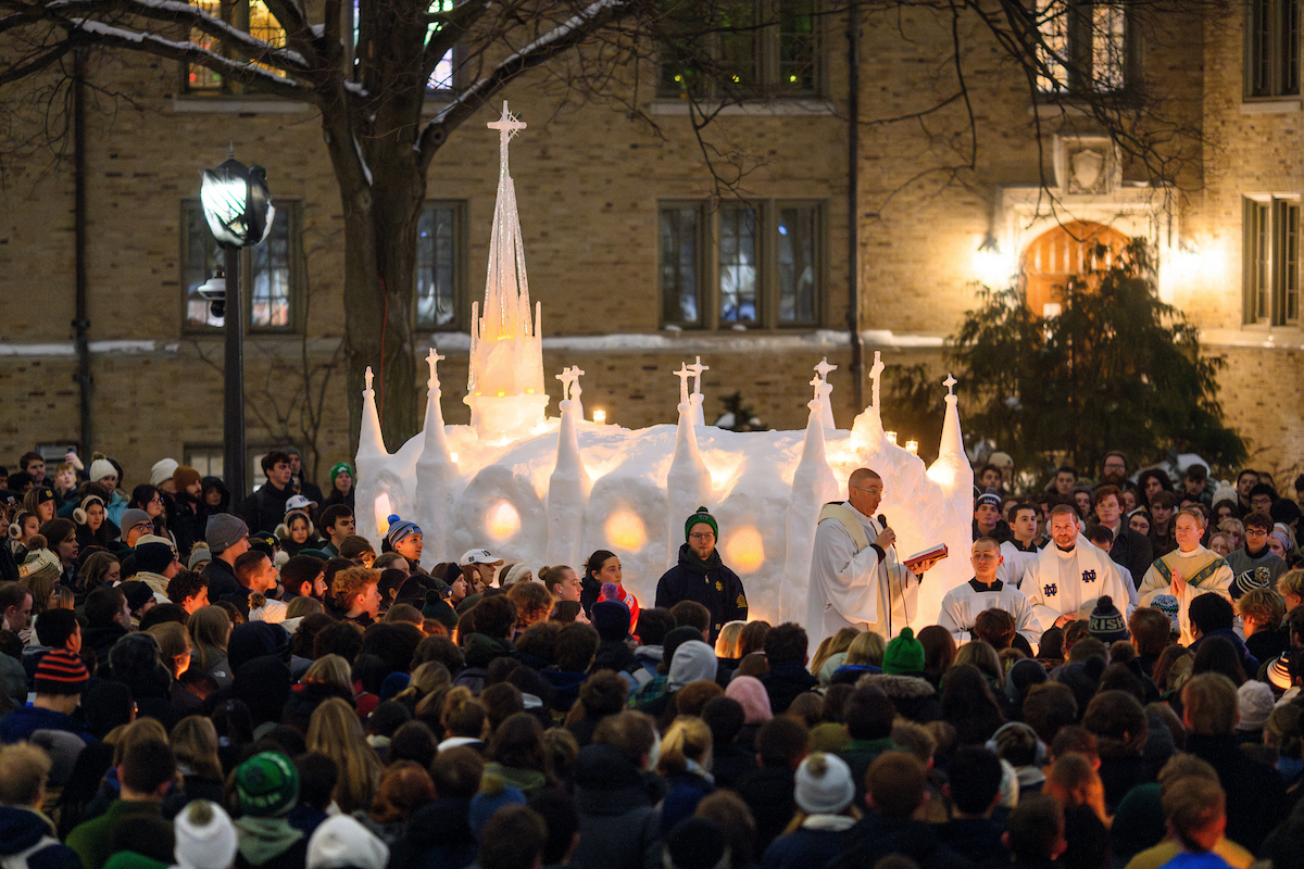 PhotosND's tweet image. Last night, more than 1,600 people gathered for Mass at our student-built ice chapel. ❄️

#LoveThee
