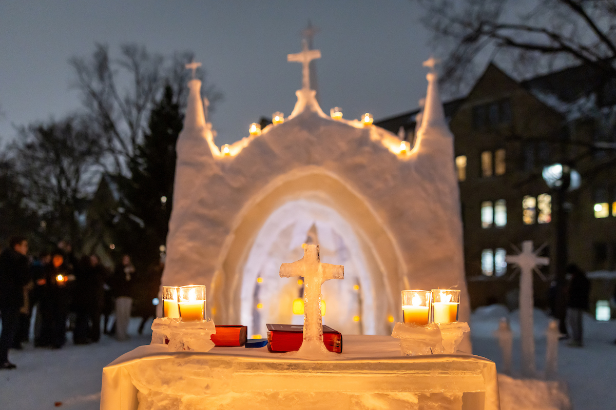PhotosND's tweet image. Last night, more than 1,600 people gathered for Mass at our student-built ice chapel. ❄️

#LoveThee