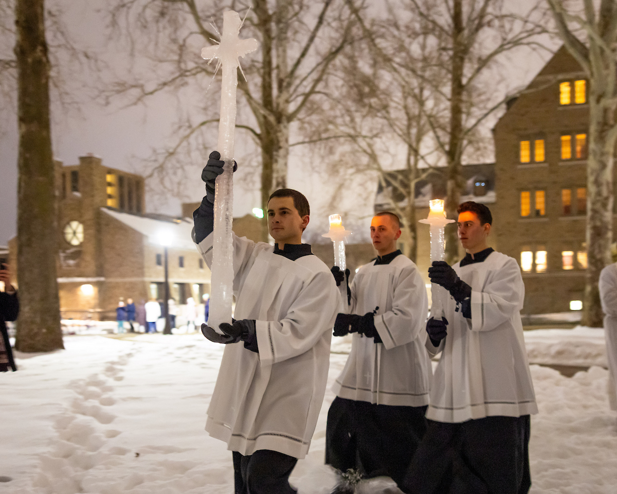 PhotosND's tweet image. Last night, more than 1,600 people gathered for Mass at our student-built ice chapel. ❄️

#LoveThee