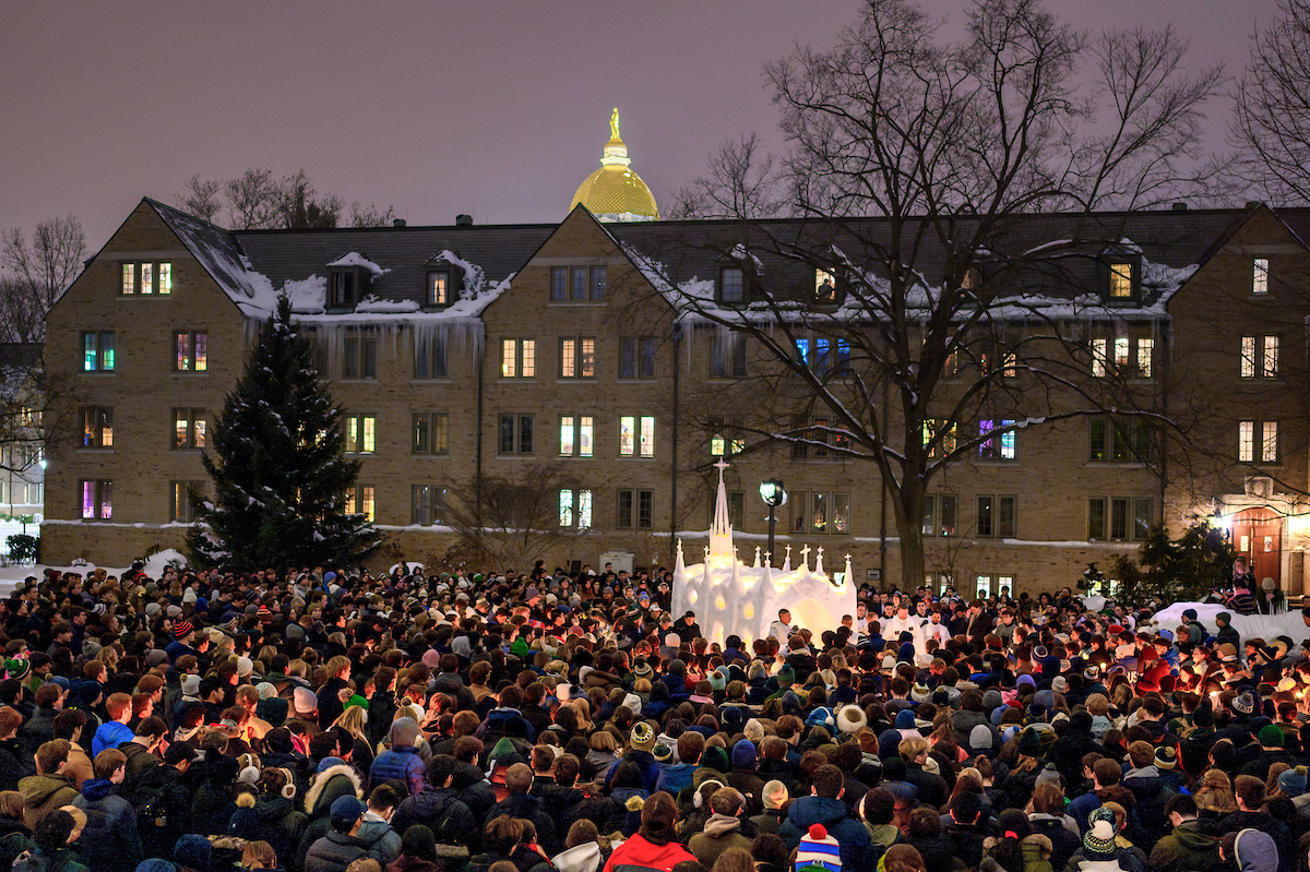 PhotosND's tweet image. Last night, more than 1,600 people gathered for Mass at our student-built ice chapel. ❄️

#LoveThee