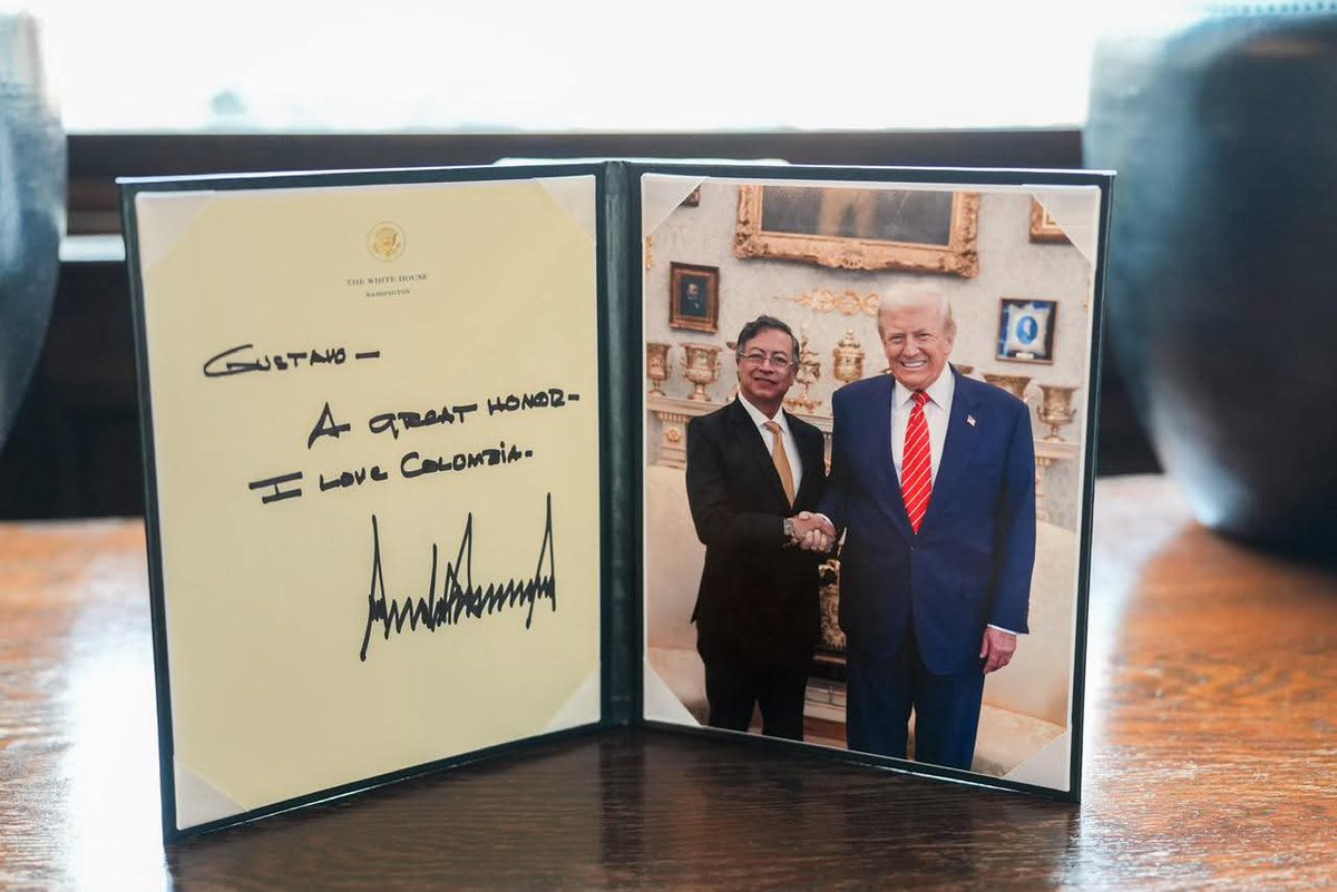 "Gustavo: Un gran Honor.
Amo a Colombia ". Donald Trump al finalizar el encuentro en Washington 
#PetroTrumpXRTVC