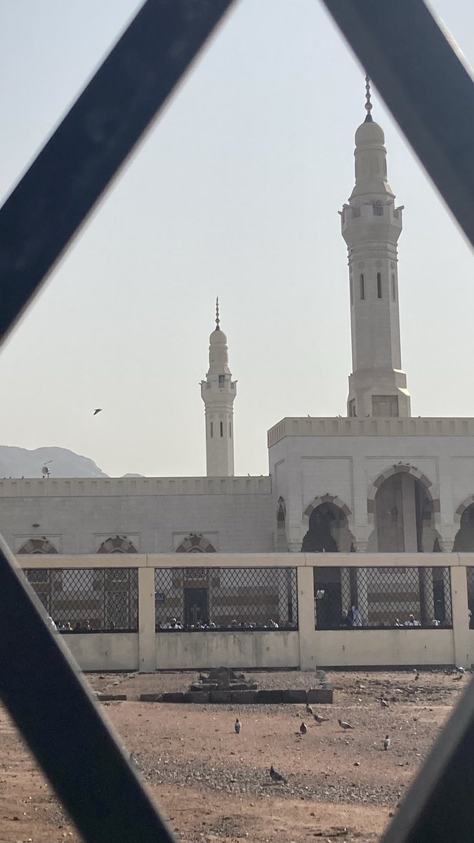 🇸🇦🗻 Uhud Savaşı, Okçular Tepesi'ndeki stratejik bir hatanın neticesinde yaşanan büyük sarsıntıya rağmen, Hz. Hamza gibi kahramanların şehadeti ve Peygamberimizin tedavi edildiği o mukaddes duraklarla sabrın, sadakatin ve sarsılmaz bir imanın dersini veren en hüzünlü destandır.