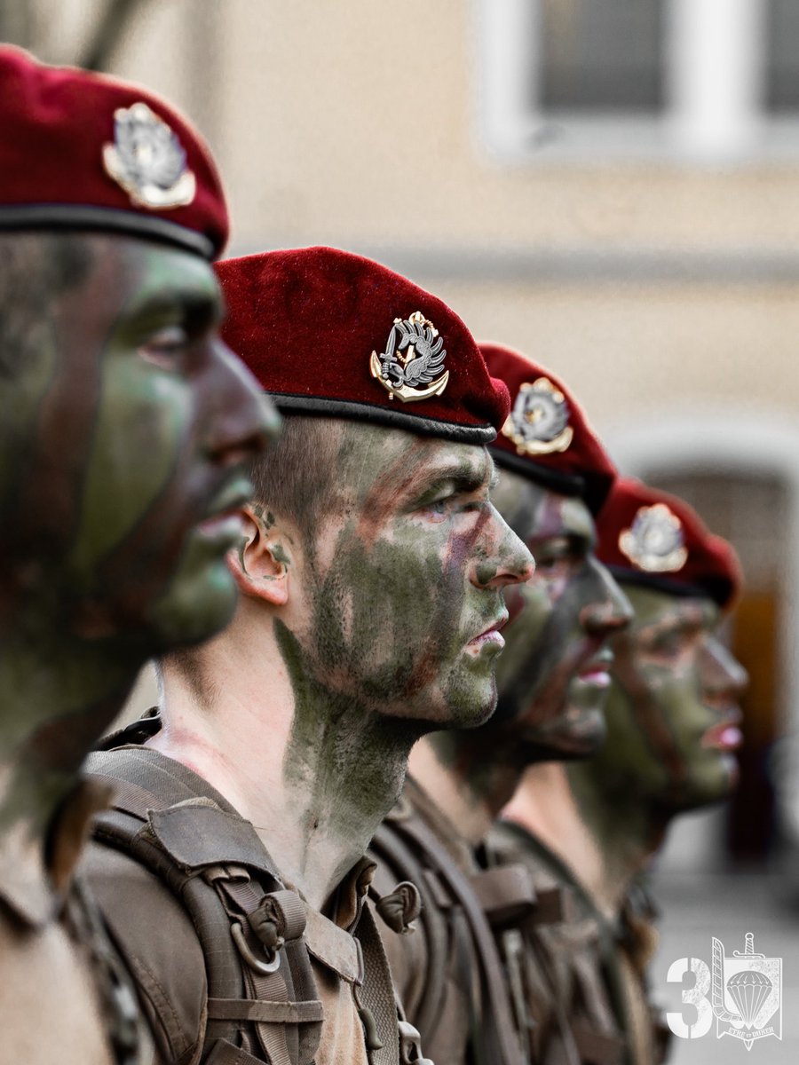 3RPIMa's tweet photo. Remise des insignes commando pour la section de jeunes engagés, clôturant 2 semaines de stage intensif…
👊🏻 Franchissements de pistes individuelles et collectives,
👊🏻 Combat corps à corps,
👊🏻 Missions chaque nuit,
👊🏻 Séquences opérationnelles dans une eau à 8°C,
👊🏻RAID de 95km... https://t.co/v0kvqtJbPK