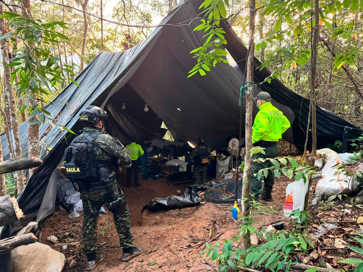 Ejército destruye laboratorio de #Cocaína del grupo paramilitar Conquistadores de la Sierra en límites entre Santander y Norte de Santander. Esta estructura ilegal producía mensualmente cerca de 400 kilogramos de estupefacientes, avaluados en más de dos mil millones de pesos.