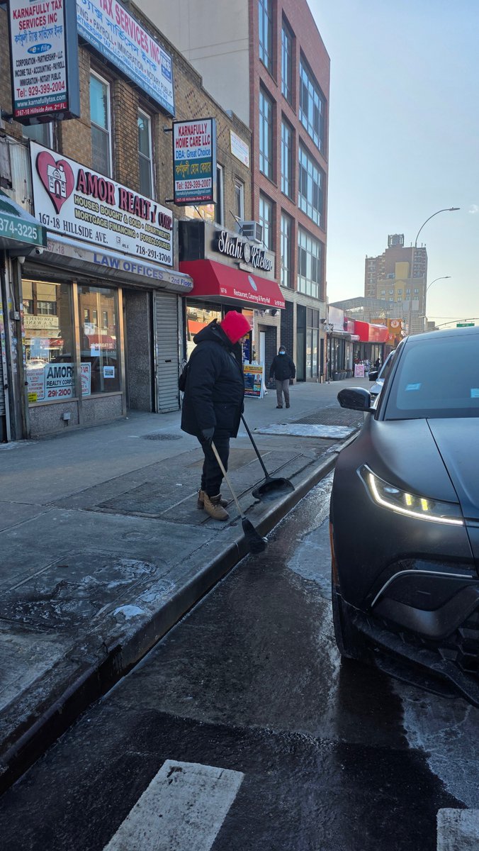 aceprogramsny's tweet image. Cold weather does not stop the work. 
ACE worker William keeps the curb clear and the block
open for drivers, buses, and people walking through
the neighborhood on Hillside and 168th in
@JimGennaro's district.
#пус #aceprogramsny #queensny #newyorker #jamaica #snowremoval