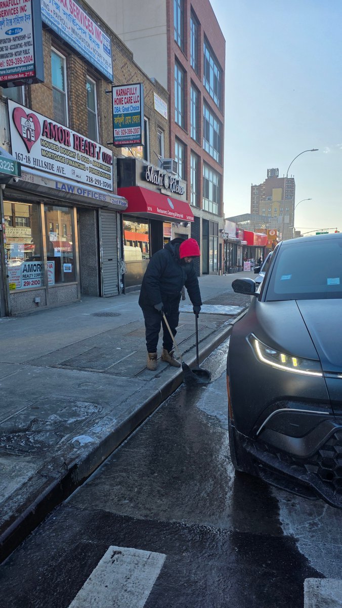 aceprogramsny's tweet image. Cold weather does not stop the work. 
ACE worker William keeps the curb clear and the block
open for drivers, buses, and people walking through
the neighborhood on Hillside and 168th in
@JimGennaro's district.
#пус #aceprogramsny #queensny #newyorker #jamaica #snowremoval