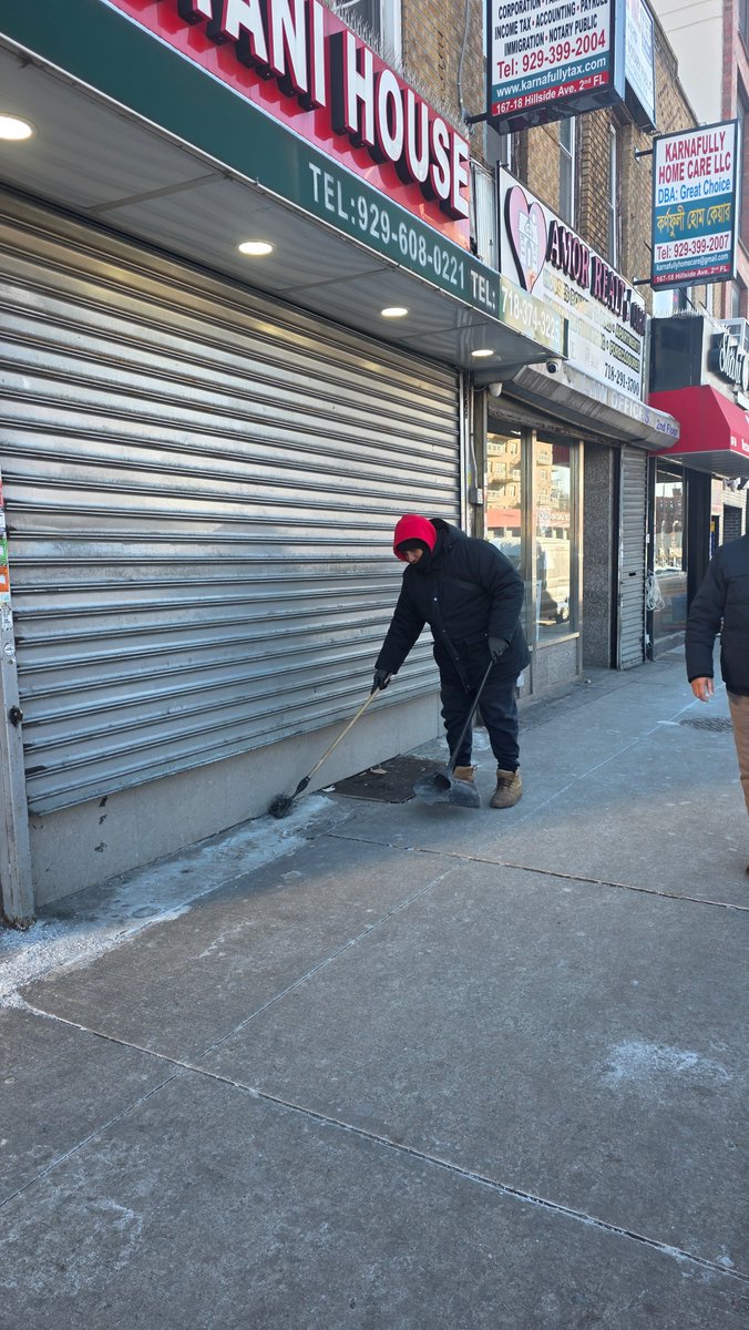 aceprogramsny's tweet image. Cold weather does not stop the work. 
ACE worker William keeps the curb clear and the block
open for drivers, buses, and people walking through
the neighborhood on Hillside and 168th in
@JimGennaro's district.
#пус #aceprogramsny #queensny #newyorker #jamaica #snowremoval