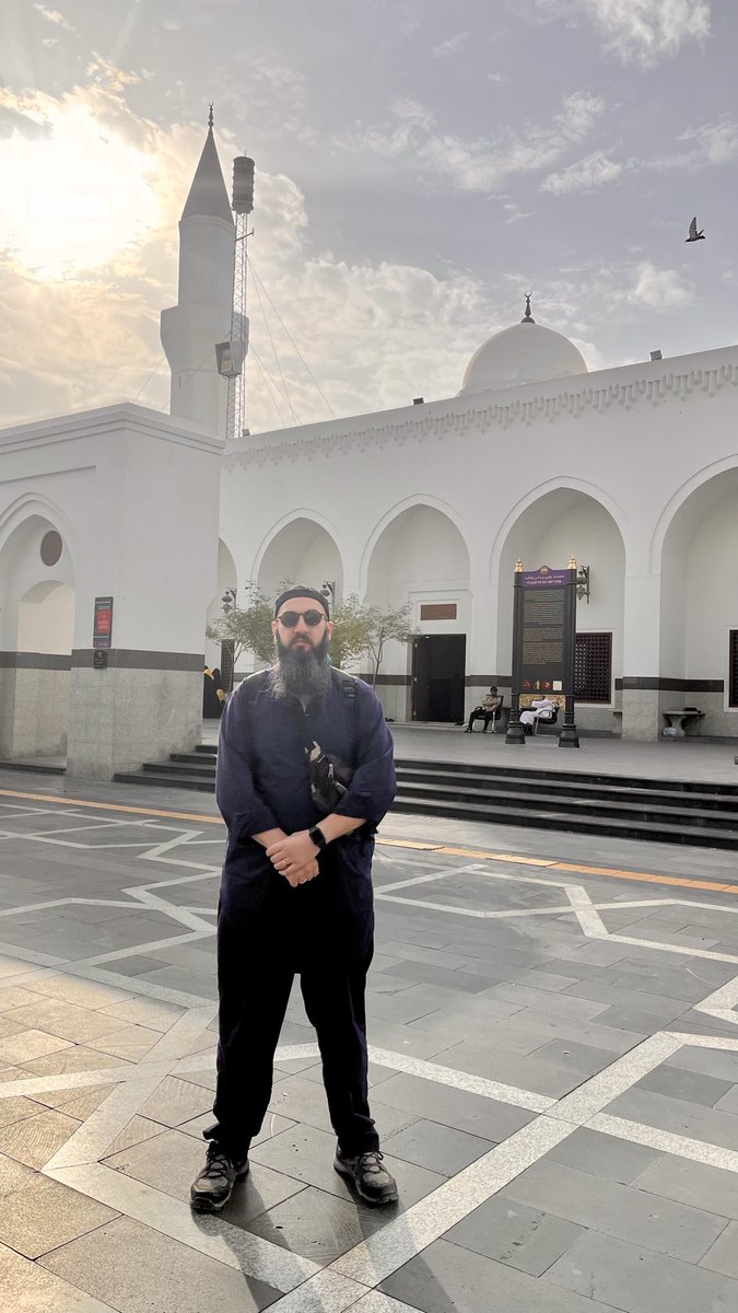 🇸🇦🕌 Peygamberin bayram namazlarını kıldırdığı Mescid-i Gamame, hemen yanı başında Hz. Ebu Bekir, Hz. Ömer ve Hz. Ali’nin namaz kıldığı veya evlerinin bulunduğu noktalar üzerine inşa edilen o küçük ama vakur mescitlerle birlikte Medine’nin manevi silüetini tamamlıyor.