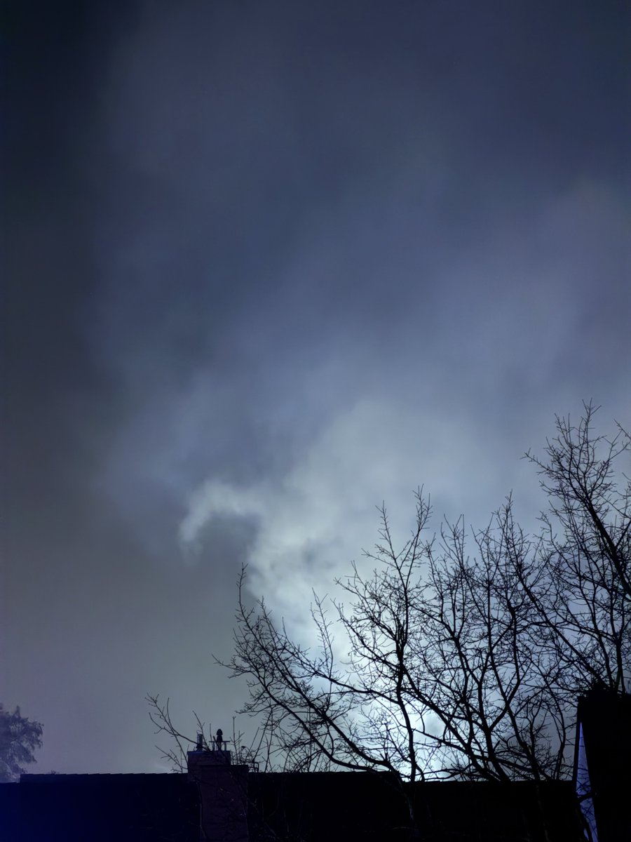 Nachbarn haben heissen Feuertopf gekocht. Mittlerweile aber mit blauer Begleitbeleuchtung.☝️