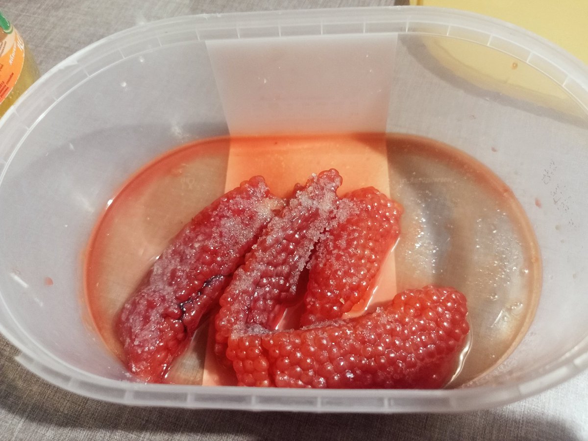 gingerjacuzzi's tweet image. Нашла икру в рыбе