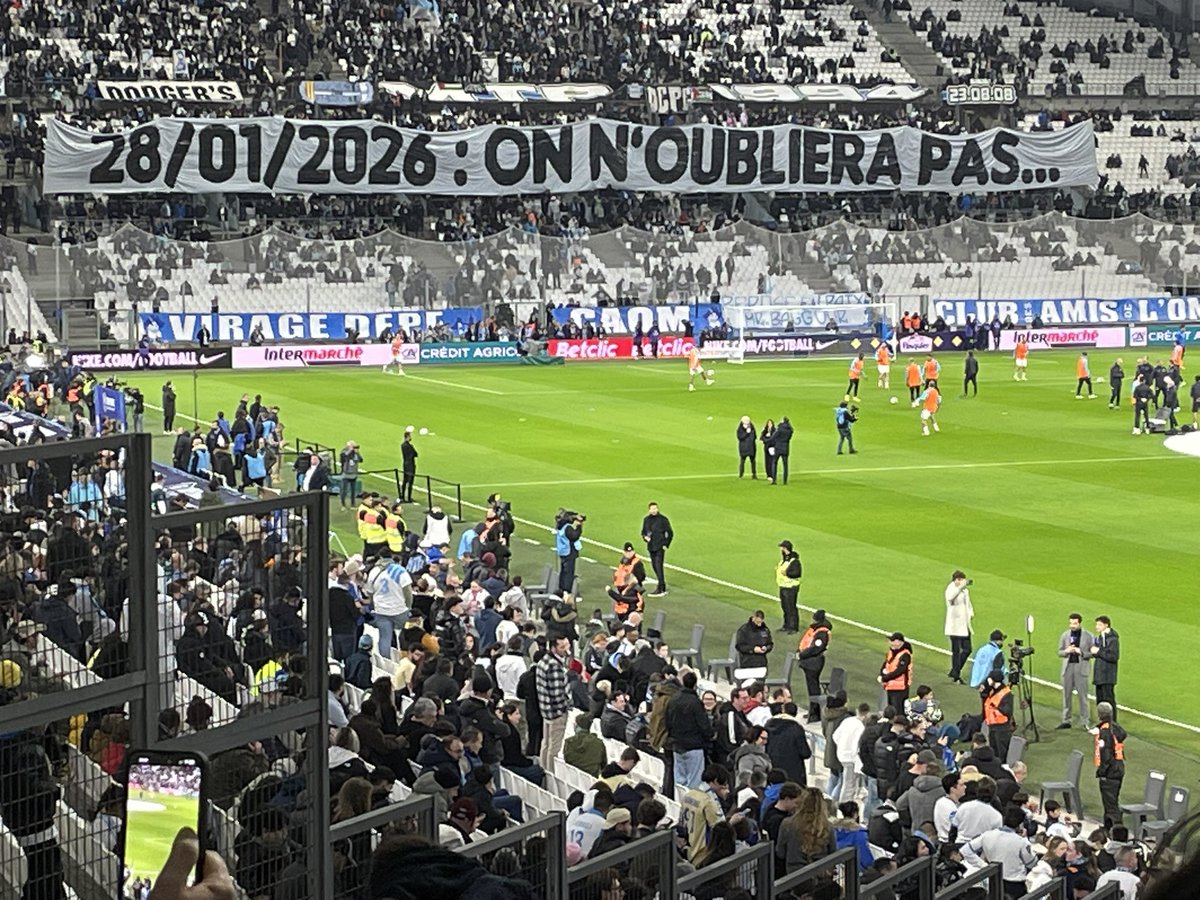 thomas_gadot's tweet photo. Les tifos s’enchaînent à Marseille après la désillusion en coupe d’Europe !! https://t.co/yqeLaOjOEq