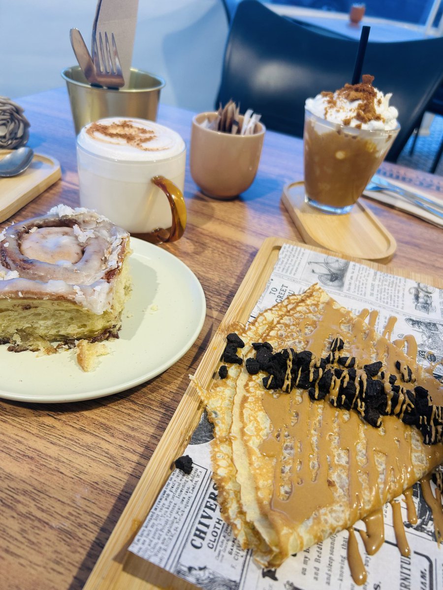 Hoy me hago un año más mayor, y lo celebré pasando tiempo con mis personas favoritas y con un buen desayuno y una buena merienda. 
Soy una afortunada 🫶🏻🫶🏻