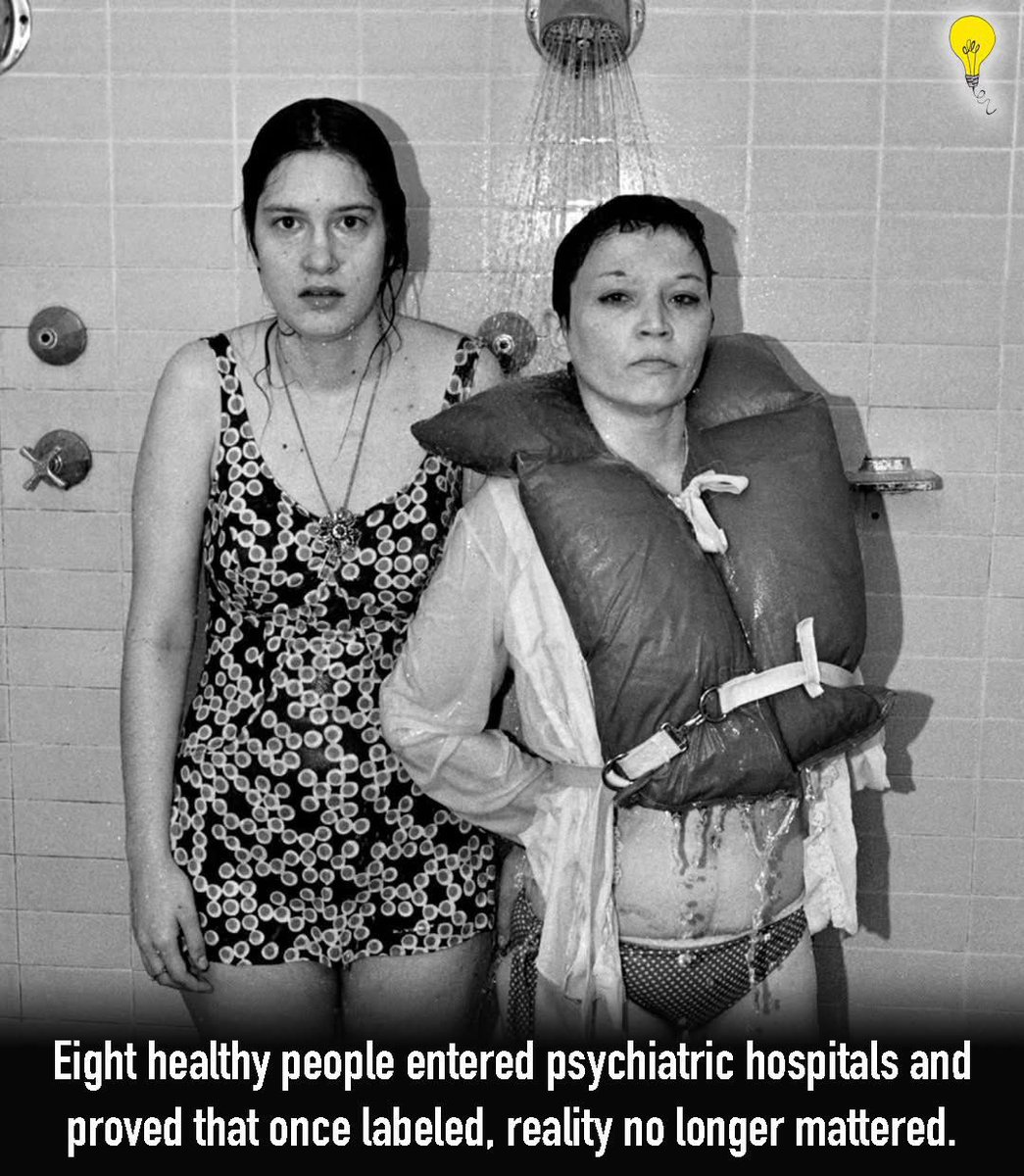 MedienfuzziShow's tweet image. Im Jahr 1973 begaben sich acht kerngesunde Menschen in psychiatrische Kliniken in den gesamten Vereinigten Staaten.
Keiner von ihnen war krank.
Niemand im Inneren bemerkte es. 🧠
Das war kein Unfall.
Es handelte sich um ein Experiment, das der Psychologe David Rosenhan entworfen…