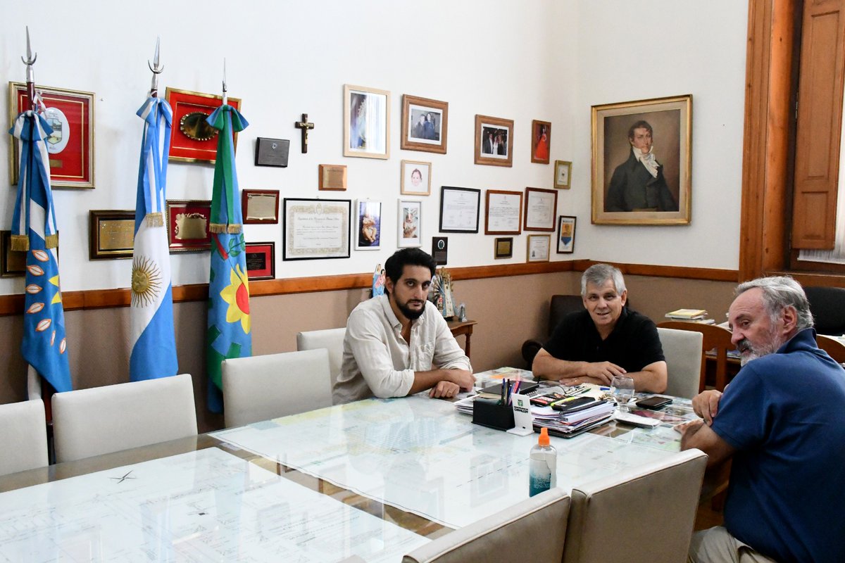 Siempre un placer recibir en mi oficina  a mi amigo Senador Provincial (M. C) y Ex Intendente de San Miguel <a href="/delatorrej/">Joaquín de la Torre</a> acompañado por el Diputado Provincial <a href="/juanesper/">Turco Esper</a>. Dialogamos sobre la actualidad de los municipios, de la Provincia de Buenos Aires y de la necesidad de