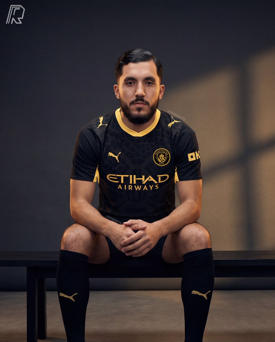 Rode1Kits's tweet image. 🚨[𝗟𝗘𝗔𝗞] Manchester City 2026/27 Away Kit — Early Prediction

🐝Black base with pale yellow accents, including a bee-mosaic pattern inspired by worker bee: a historic symbol of Manchester representing the city's hard-working, industrial character.

Source @Footy_Headlines 🤝…