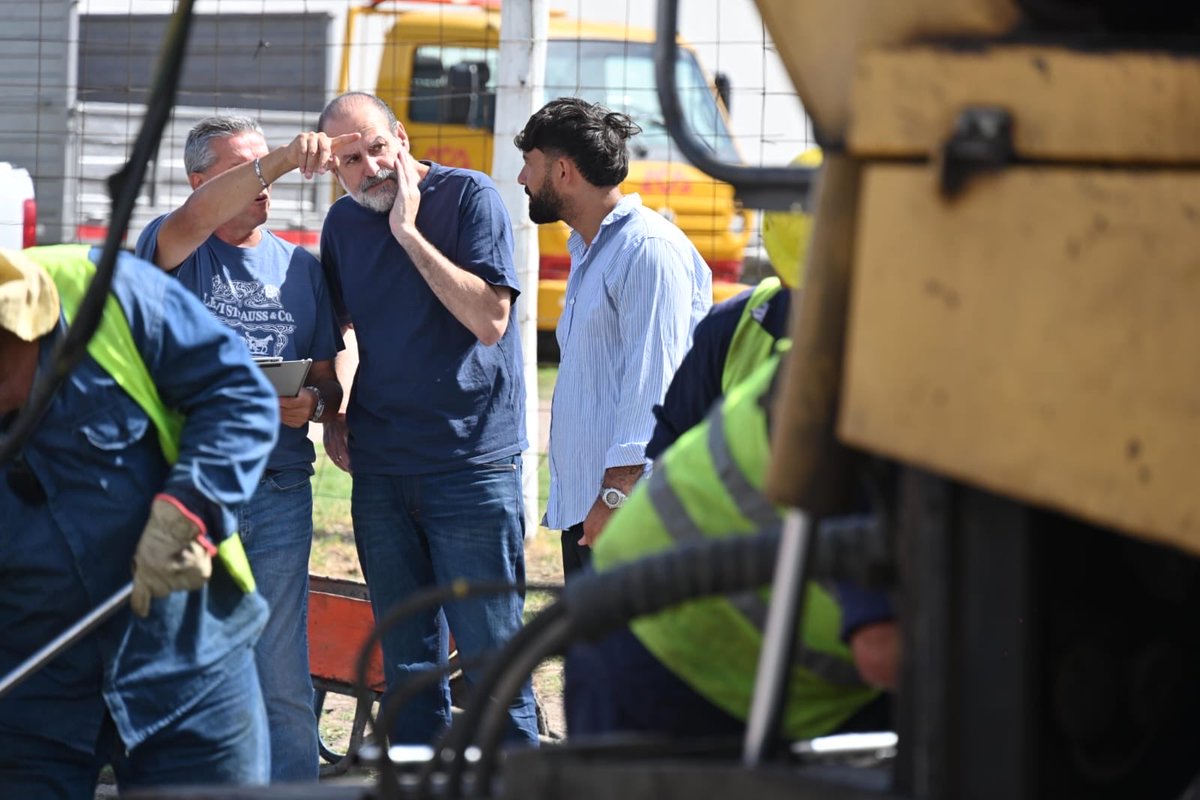 Trabajamos a diario en distintos frentes en la reconstrucción de Bahía ✔️

🚜 Avanzan las tareas de bacheo profundo y reencarpetado de bocacalles, junto a obras de re encarpetado y pavimentación. 

Hoy supervisamos las tareas en Brickmam y Montevideo. 

¡Seguimos adelante!