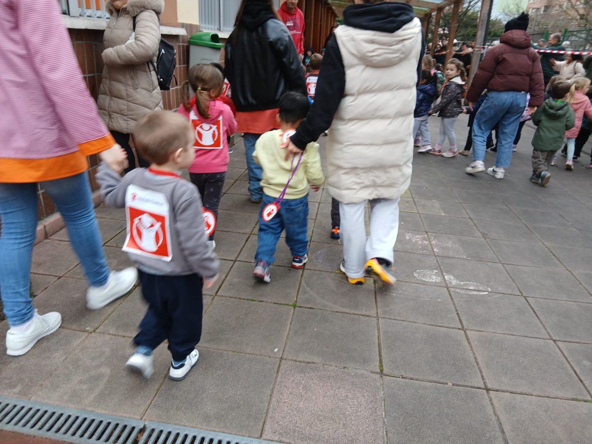 Día 89. Hoy hemos realizado la carrera solidaria con <a href="/SaveChildrenEs/">Save the Children Es</a>.
Correr por la infancia,  motiva y enriquece. Una comunidad educativa que corre unida por un mismo objetivo es generosa y altruista. Gracias por estos "40 años de Gloria y cada vez más fuertes ".
