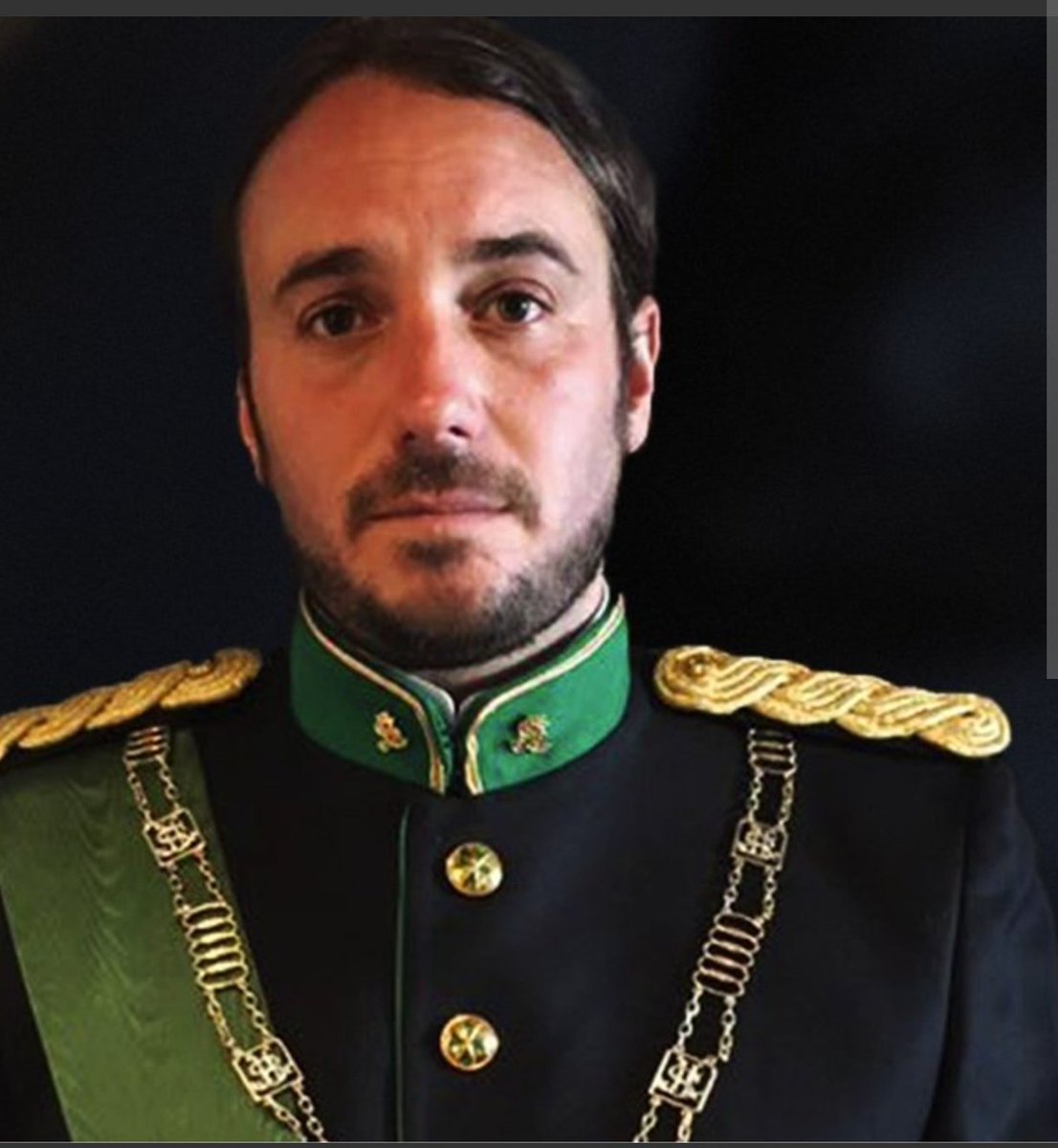 FonsiLoaiza's tweet image. Se llama Francisco de Borbón y es hijo del duque de Sevilla y familiar de Juan Carlos I y Felipe VI. Hoy ha sido detenido. Creó una de las empresas de criptomonedas vinculada al caso del policía del narcotráfico que tenía 20M€ emparedados en su casa. Los Borbones son la Mafia.