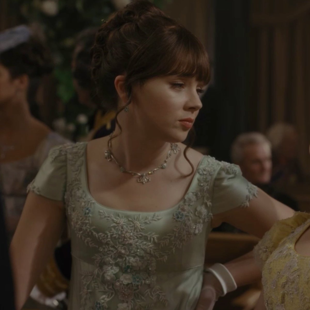 Haemmah's tweet image. Eloise doesn’t hate femininity. She hates how that society’s idea of “femininity” controls every part of a woman’s life: her desires, her interests, how she should behave and how she shouldn’t.
Saying that she feels like "Not Like Other Girls" is so SHALLOW.

#BridgertonS4