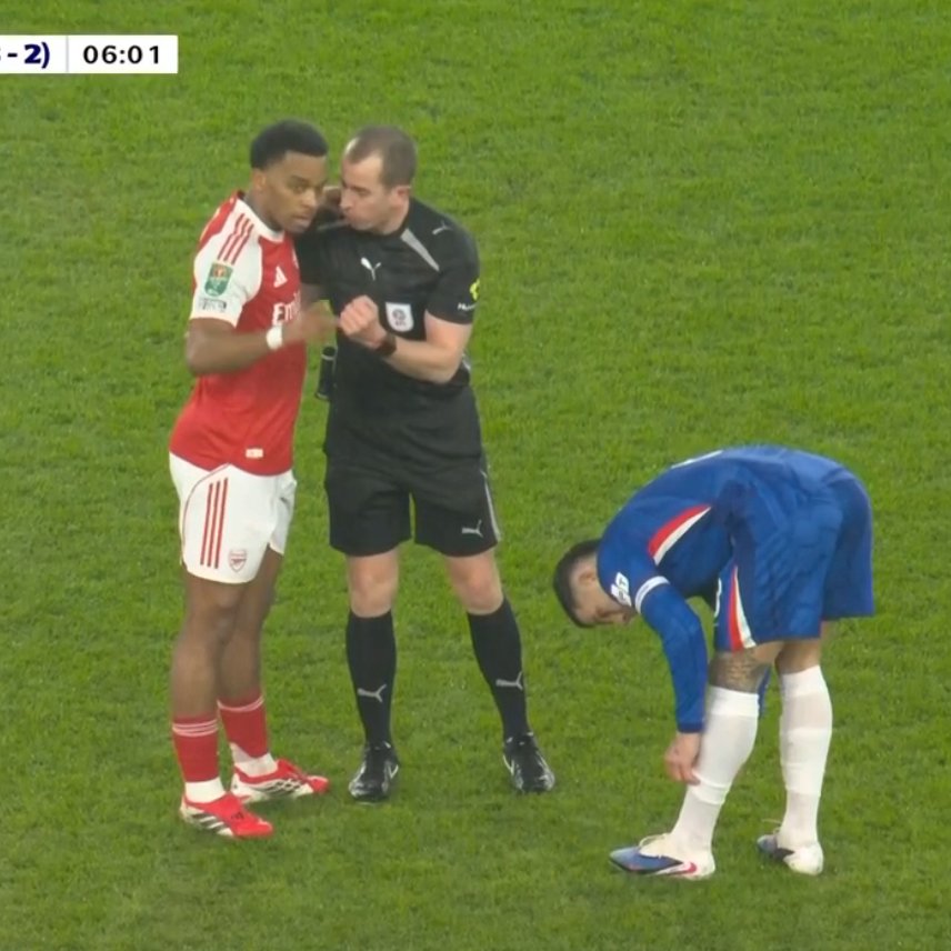 TouchlineX's tweet image. 📸 - The referee is giving Timber a warning but he should have given a yellow card.

THIS FOUL IS A CLEAR YELLOW!