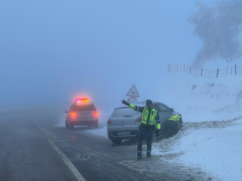 🌧️❄️‼️La #nieve y la #lluvia (sobre todo en #Andalucía) que trae la borrasca #Leonardo pueden complicar mucho mañana la situación de las #carreteras en amplias zonas del país. 

ℹ️ Consulta las zonas que pueden verse más afectadas y las medidas a tomar 👉  ow.ly/rwF850Y8qOu