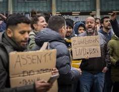 Asielzoekers die te lang moeten wachten door trage IND worden slapend rijk.
Krijgen tot wel €30.000 euro netto. Ze krijgen dus gratis een modaal salaris.
Dit land is toch volledig gestoord.