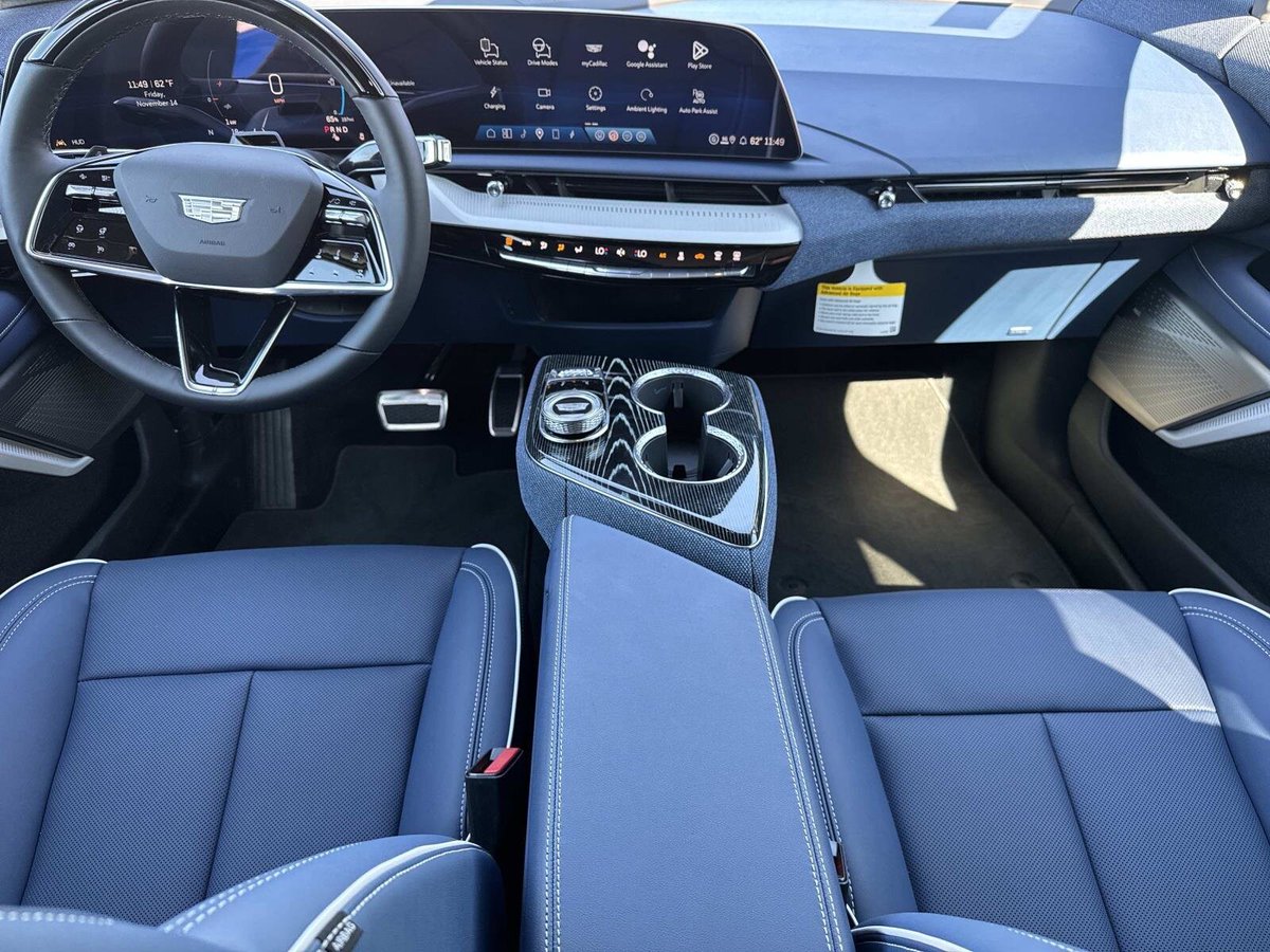 FieldsAuto's tweet image. The 2026 #Cadillac #OPTIQ Premium in Coastal Blue Metallic with Phantom Blue Inteluxe int. delivers an est. 307-mi electric range, 20 inch alloy wheels, Wireless Phone Charging &amp;amp; advanced driver assistance. Call (855) 873-0215 or visit bit.ly/45MIPK1
​
Stock No. TS119080