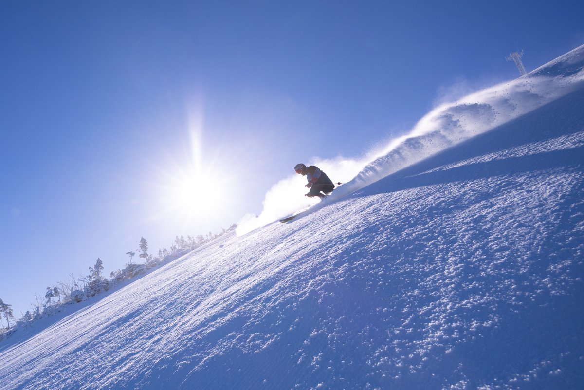 SugarloafMaine's tweet image. Blue skies, long shadows, perfect conditions. You can't beat Nitro Ext. on mornings like this one 😍