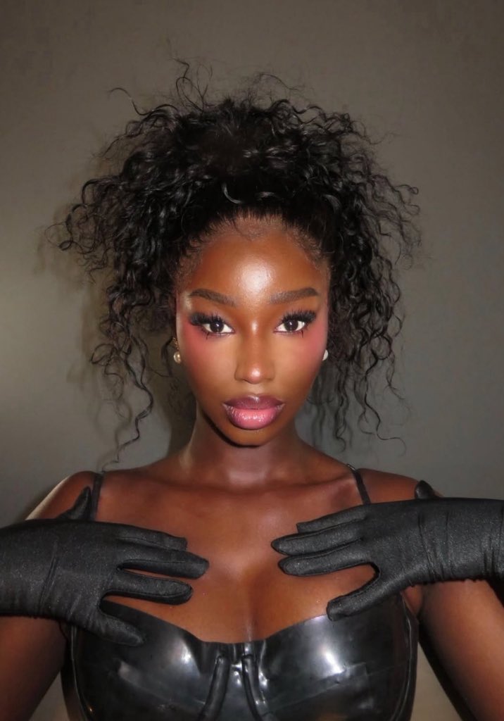 mostlylunaa's tweet image. I genuinely believe if alima went to li usa she would be way bigger than she is in the uk i mean look at the material!!!