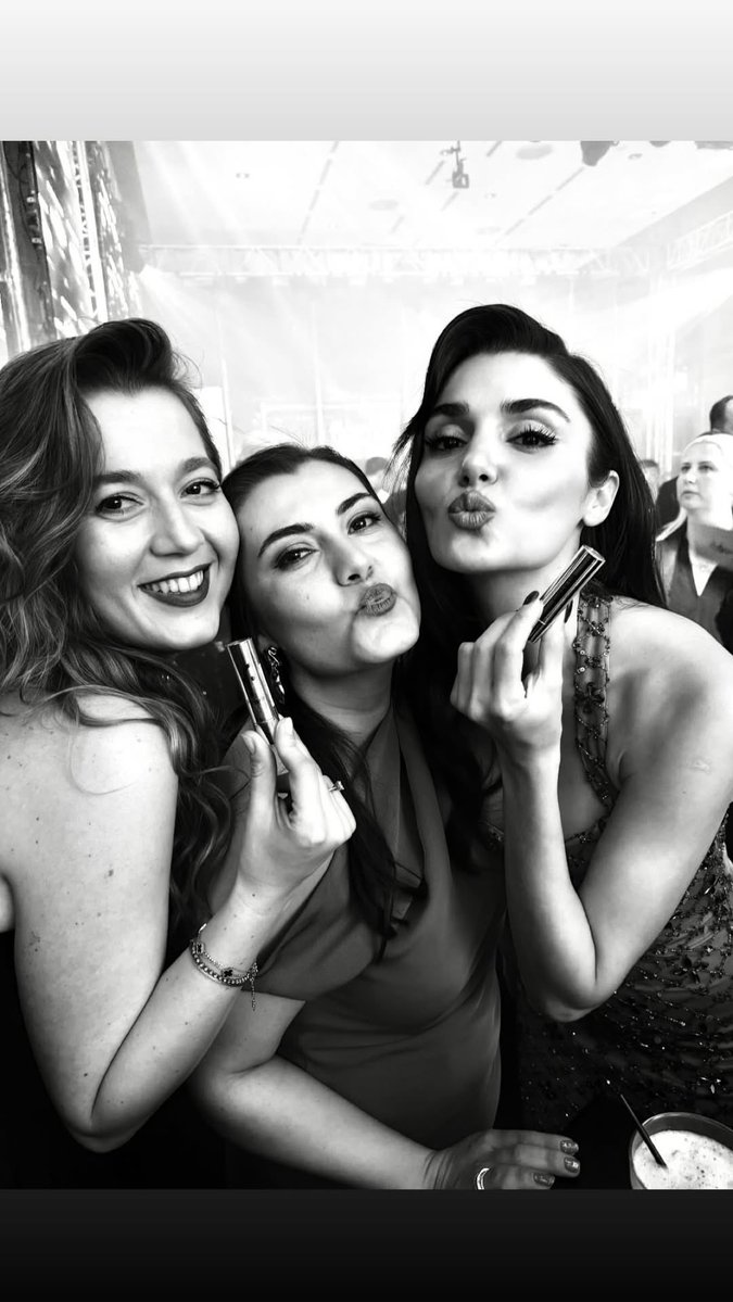 DailyHandeErcel's tweet image. #HandeErçel ve arkadaşları🫶🏻#HandeErçelXFlormar