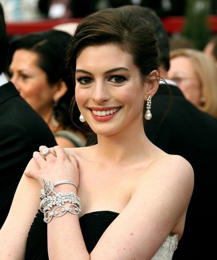 #AnneHathaway
