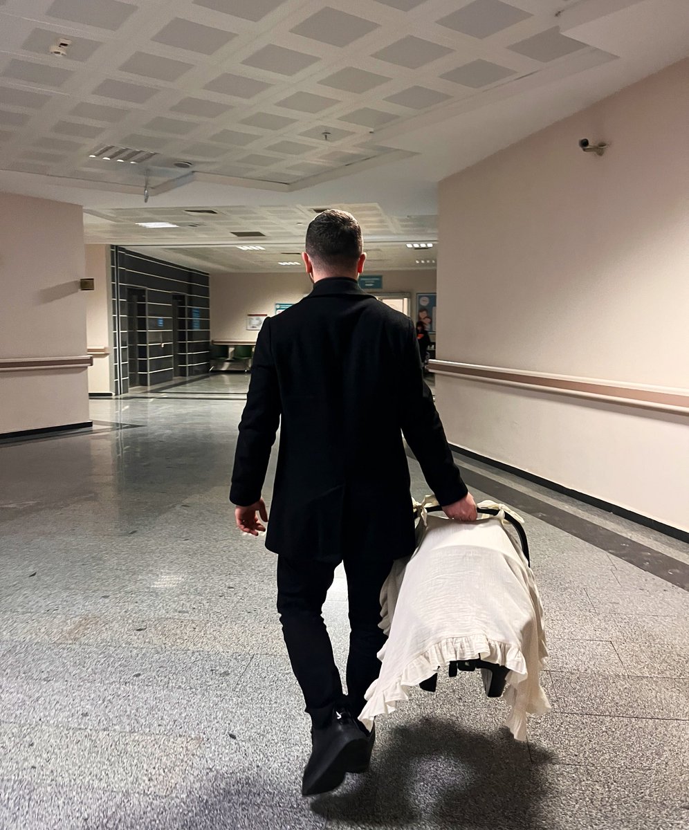 dikgozz's tweet photo. Sevdiğin adamın babalığına şahit olma evresi https://t.co/rB76z5pUIj