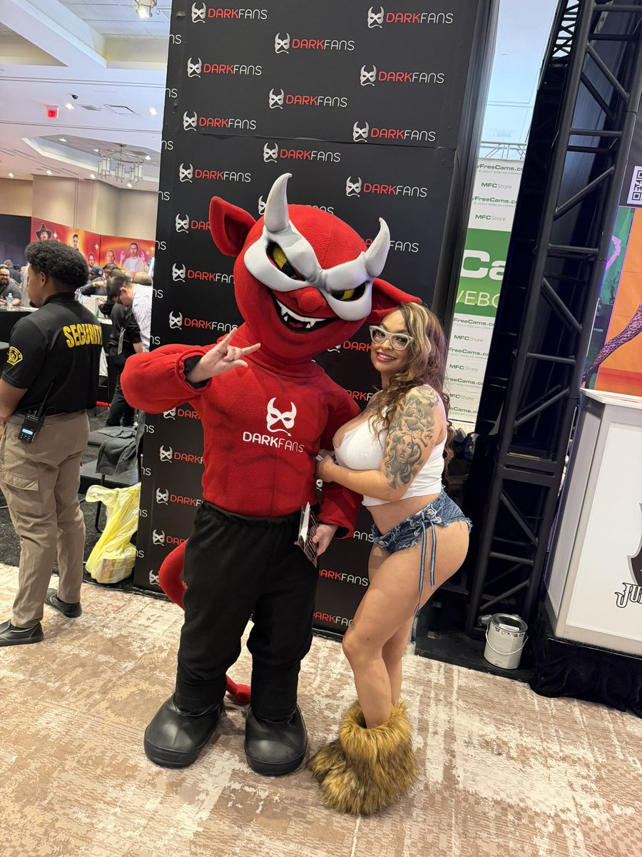 seven_brix's tweet photo. I seen the @Darkfans_com mascot 😘 https://t.co/j0ym5NSUd3