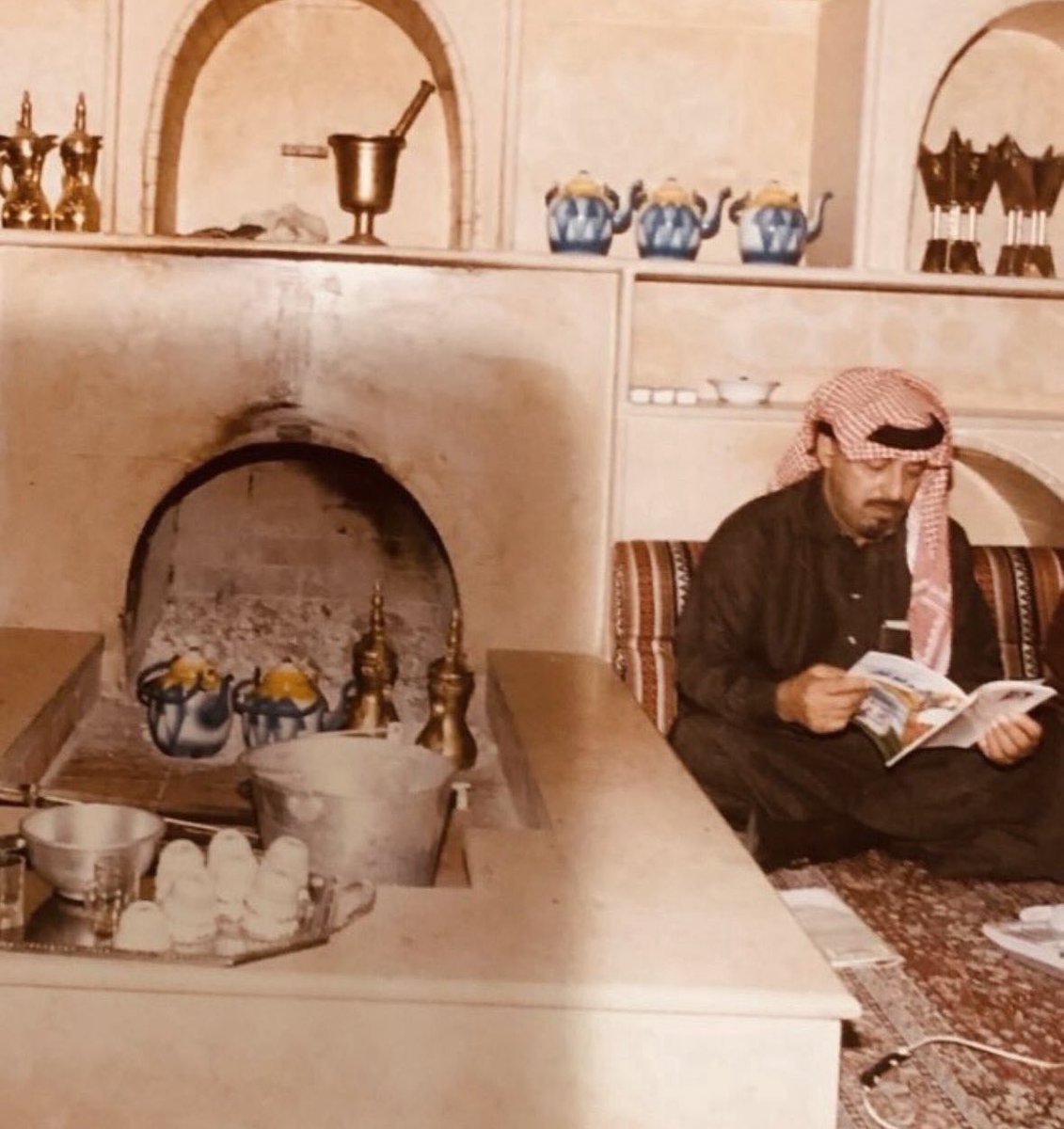 #مسلط_بن_شعيفان_الأزمع_أبوثنين 
#رحمه_الله

ابوثنين…………………اللي تسولف به الناس
مقدم شمل…………….ماهوب مقدم بديده

له الزعامة………………من قديم على اساس 
اعلم……………………..اللي يحسبنها جديده

انكان شيخ الشمل……………راسٍ فهو راس
منهو كنيد……………………..ابوثنين