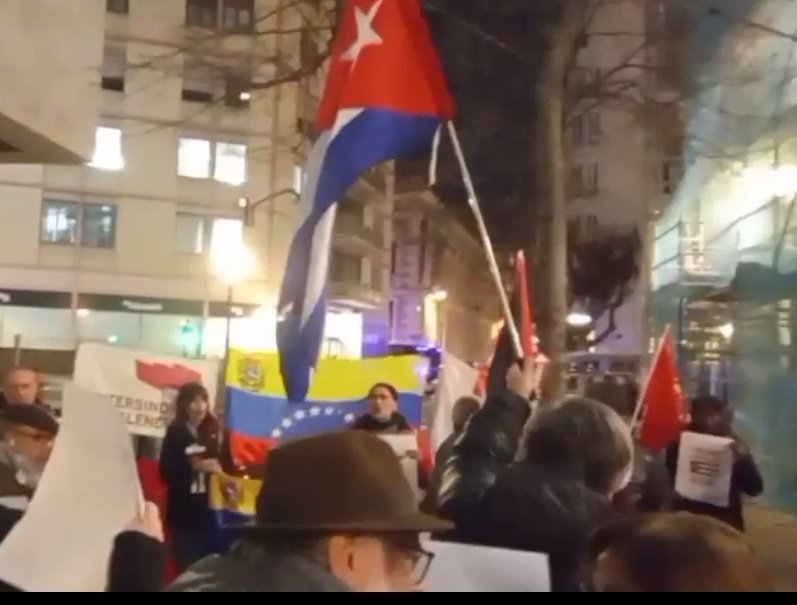 La soberania dels pobles es defensa al carrers‼️

Avui als carrers de #València enfront l'imperialisme i en solidaritat amb #Cuba i #Veneçuela 🇨🇺🚩🇻🇪