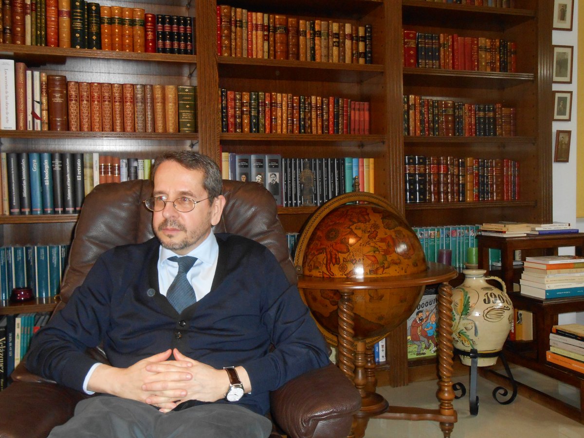 Una biblioteca es un signo de Vida, un gesto de resistencia contra el olvido, un acto de fe. Los estragos del tiempo nada pueden contra la belleza imperecedera de un soneto. La eternidad comienza en los anaqueles de una biblioteca.