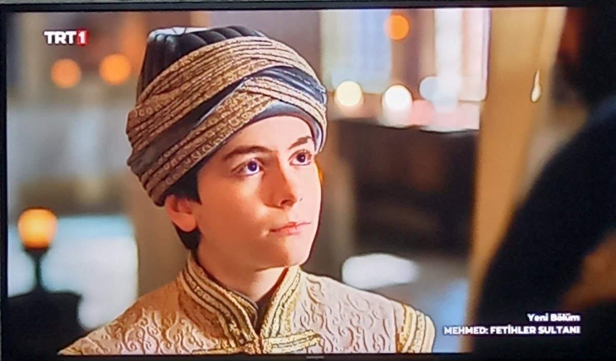 Şehzade Mustafa, asi çerilerin oyununu çözerek Sultan babasının gözüne girdi.
#MehmedFetihlerSultanı