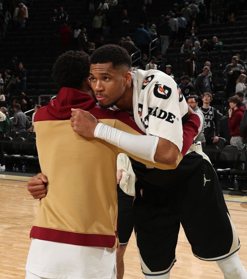 TheDunkCentral's tweet image. There’s a pathway for the Cavs to acquire James Harden, Giannis Antetokounmpo, AND LeBron James, per @tomhaberstroh 

Step 1) Trade Darius Garland for James Harden.

Step 2) Trade Evan Mobley and picks for Giannis Antetokounmpo.

Step 3) Sign LeBron James as a free agent.