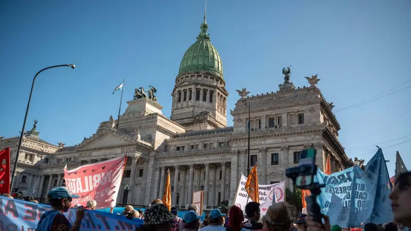 Jubilados convocan a una marcha contra la reforma laboral de Milei
eldestapeweb.com/politica/march…