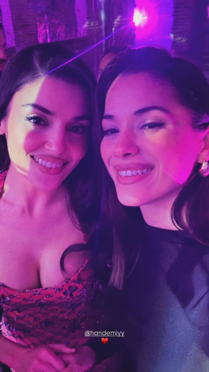 DailyHandeErcel's tweet image. #HandeErçel ve lansmanından konuklar🩷 #HandeErçelXFlormar